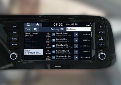 Das 8-Zoll-Display eines Hyundai i10 zeigt Parkplatzinformationen