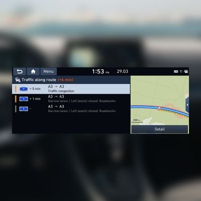 Informace o dopravě v reálném čase v novém sedmimístném SUV Hyundai Santa Fe Plug-in Hybrid.