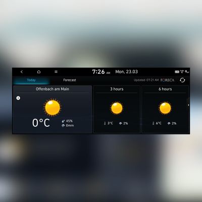 Skjermdump av værmelding på navigasjonssystemet i en Hyundai. Illustrasjon.