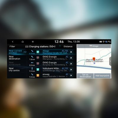 Screenshot navigačního systému Hyundai se seznamem dobíjecích stanic.