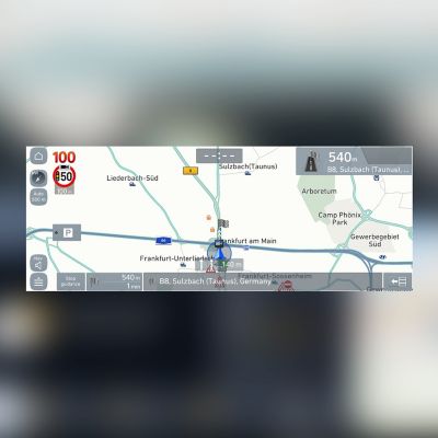 Schermopname van het Hyundai navigatiesysteem met flitspaalwaarschuwing geactiveerd.
