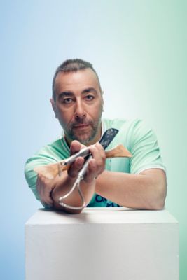 Retrato de Lorenzo Quinn ofreciendo al espectador sus herramientas de esculpir.