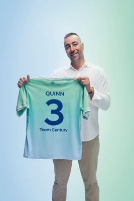 Lorenzo Quinn posando con la camiseta de Team Century con el número 3.