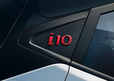 Afbeelding van het rode i10 logo op de Hyundai i10 N Line.