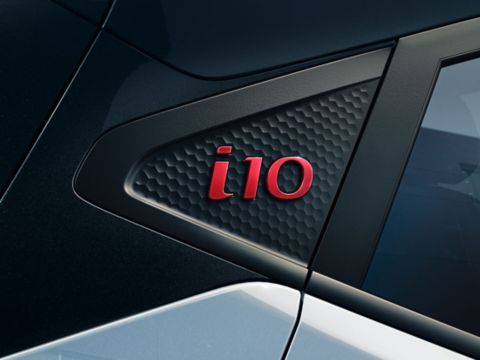 Red i10 logo on C-Pillar