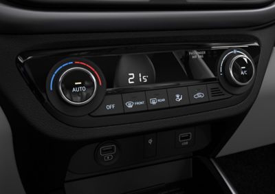 Gros plan sur le système de climatisation automatique de la Hyundai i10.