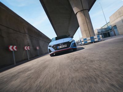 Der Hyundai i20 N, in schräger Frontalansicht, auf einer Teststrecke.