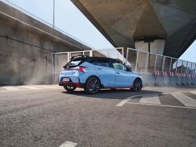 The Hyundai i30 N pictured from the side in a sporty driving situation.