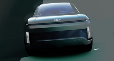The new Hyundai electric SUEV concept SEVEN from the front with its powerful design.
