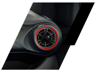 Dynamické červené akcenty na prstencoch mriežok ventilácie v interiéri Hyundai i10 N Line.