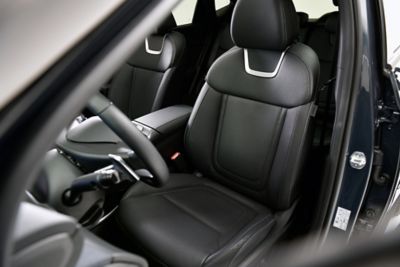 Vista degli interni del SUV compatto Nuova Hyundai TUCSON con i suoi sedili riscaldati e ventilati.