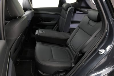 La versatilità dei sedili posteriori reclinabili del Nuovo SUV compatto Hyundai TUCSON Plug-in Hybrid.