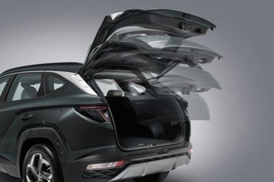 Il portellone posteriore elettrico permette un carico più semplice e veloce del SUV compatto Nuova Hyundai TUCSON.