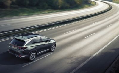 Zcela nové kompaktní SUV Hyundai TUCSON, jedoucí po dálnici.