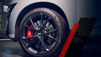 The front-wheel of the Hyundai KONA N with its N badge on the red brake calliper.