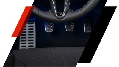 Detailansicht der Sportpedale in Aluminiumoptik im Cockpit eines Hyundai N-Modells.
