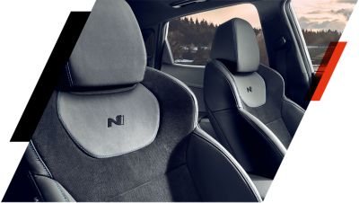 Sportovní sedadla uvnitř modelů Hyundai N poskytují vynikající oporu při sportovní jízdě.