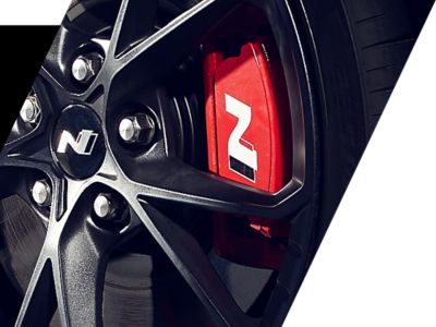 Nahaufnahme der roten Bremssättel eines Hyundai N-Modells mit N-Logo.