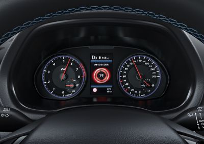 Il volante e il digital cluster della berlina ad alte prestazioni Nuova Hyundai i30 N.