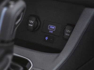 Porta USB nella consolle centrale della berlina ad alte prestazioni Nuova Hyundai i30 N