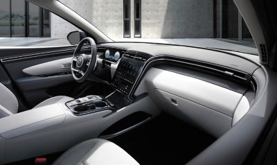 Immagine del design interno dell’abitacolo del SUV compatto Nuova Hyundai TUCSON Hybrid.