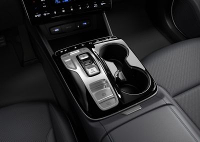 I comandi shift-by-wire del SUV compatto Nuova Hyundai TUCSON Hybrid.