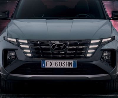 Dettaglio della griglia frontale e dei fari di Nuova Hyundai TUCSON N Line.