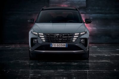 Vista anteriore di Nuova Hyundai TUCSON N Line in Shadow Grey.