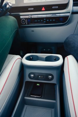 La console centrale scorrevole nell'abitacolo del crossover 100% elettrico Hyundai IONIQ 5