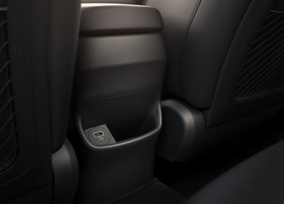 La porta USB posteriore per il comfort dei sedili posteriori di Nuova Hyundai KONA.