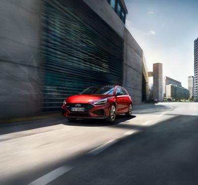 Vista anteriore laterale sinistra di Nuova Hyundai i30 N Line su strada.