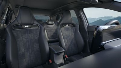 Vista interna dell’abitacolo di Nuova Hyundai i30 N con i sedili Light N in evidenza