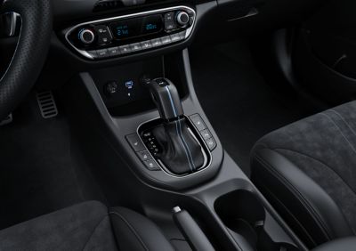Cambio con dettagli in Blu Performance all’interno della berlina ad alte prestazioni Nuova Hyundai i30 N