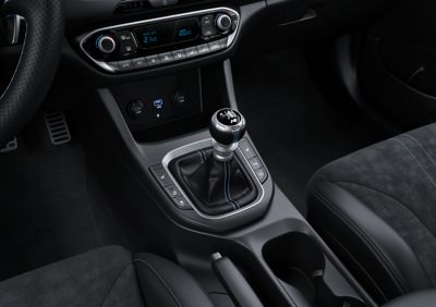 Leva del cambio manuale a 6 marce della nuova berlina ad alte prestazioni Hyundai i30 N