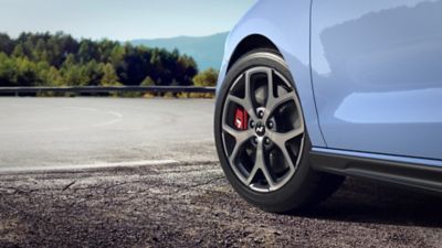 Dettaglio dei cerchi in lega leggera da 19’’ forgiati sulla nuova berlina ad alte prestazioni Hyundai i30 N