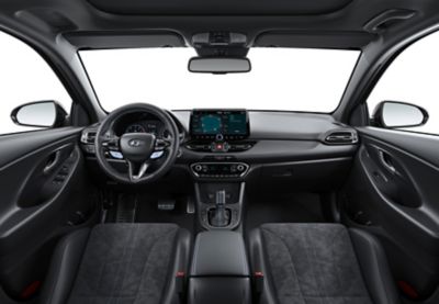 Vista interna della berlina ad alte prestazioni Nuova Hyundai i30 N.