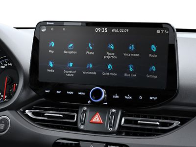 Schermata menu del sistema di navigazione audio-visivo all’interno della berlina ad alte prestazioni Nuova Hyundai i30 N