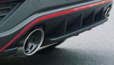 Dettaglio dei tubi di scarico ampliati della nuova berlina ad alte prestazioni Hyundai i30 N