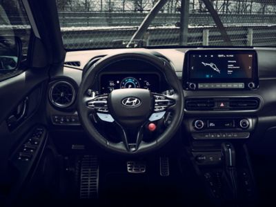 El habitáculo del Hyundai KONA N hot SUV visto desde el punto de vista del conductor