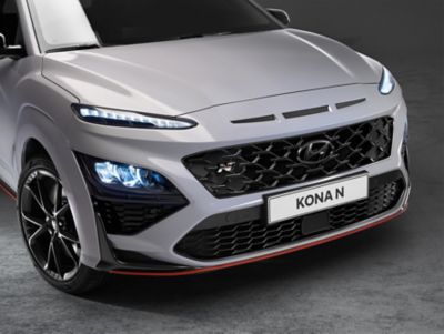 Signature lumineuse du Hyundai KONA N avec feux de jour profilés, phares à LED et badge N. 