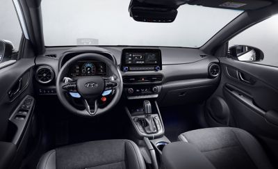 Interiér nového vozu Hyundai KONA N při pohledu z místa řidiče. 
