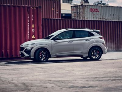 Vue latérale du Hyundai KONA N dans un environnement industriel.