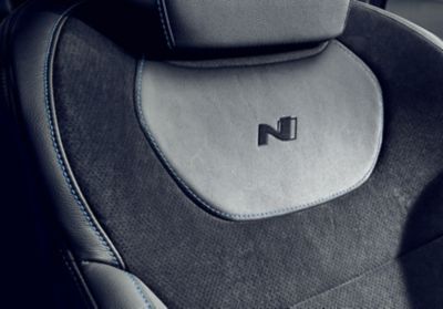 Détail des surpiqûres contrastées Performance Blue sur le siège du SUV sportif Hyundai KONA N.