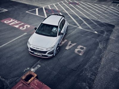 Vista frontal superior del Hyundai KONA N en un entorno industrial.