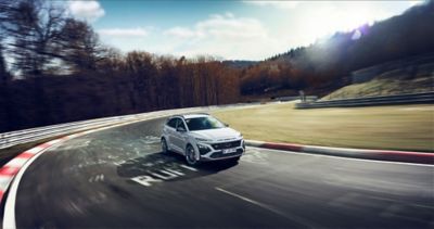 ﻿﻿El Hyundai KONA N tomando una curva en un circuito de carreras.