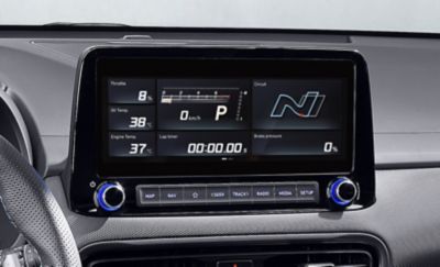 Pantalla táctil con el sistema de datos de conducción Performance en el interior de un Hyundai KONA N