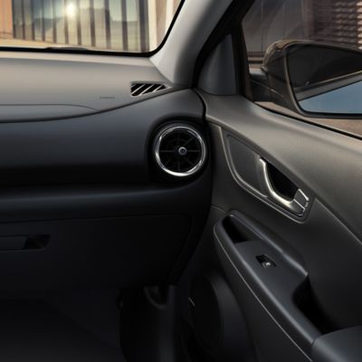 Czarne jednobarwne wykończenie wnętrza nowego kompaktowego SUV-a Hyundai Kona Hybrid.