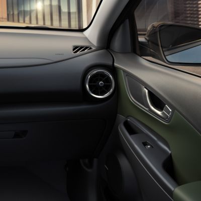 Interiér khaki nového kompaktného SUV Hyundai Kona Hybrid.