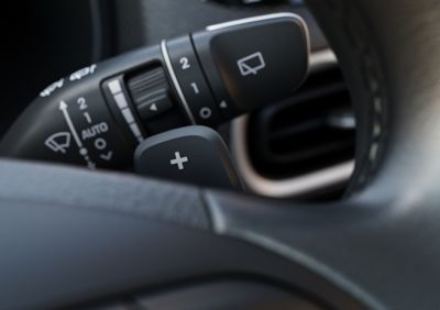 Levas de cambio de control de la transmisión de doble embrague de 6 velocidades del nuevo Hyundai KONA Híbrido.