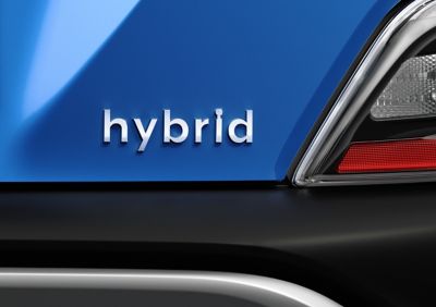 Close-up van de Hybrid badge op de Hyundai KONA Hybrid.